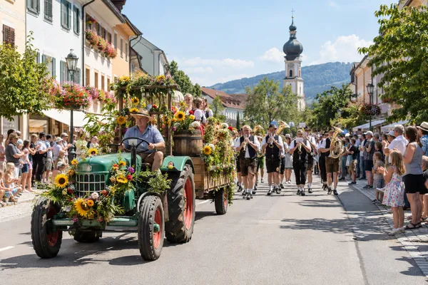 Application illustration: Parades & processions